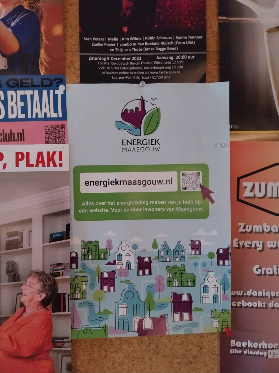 de Poster van Energiek Maasgouw hangt op een prikbord